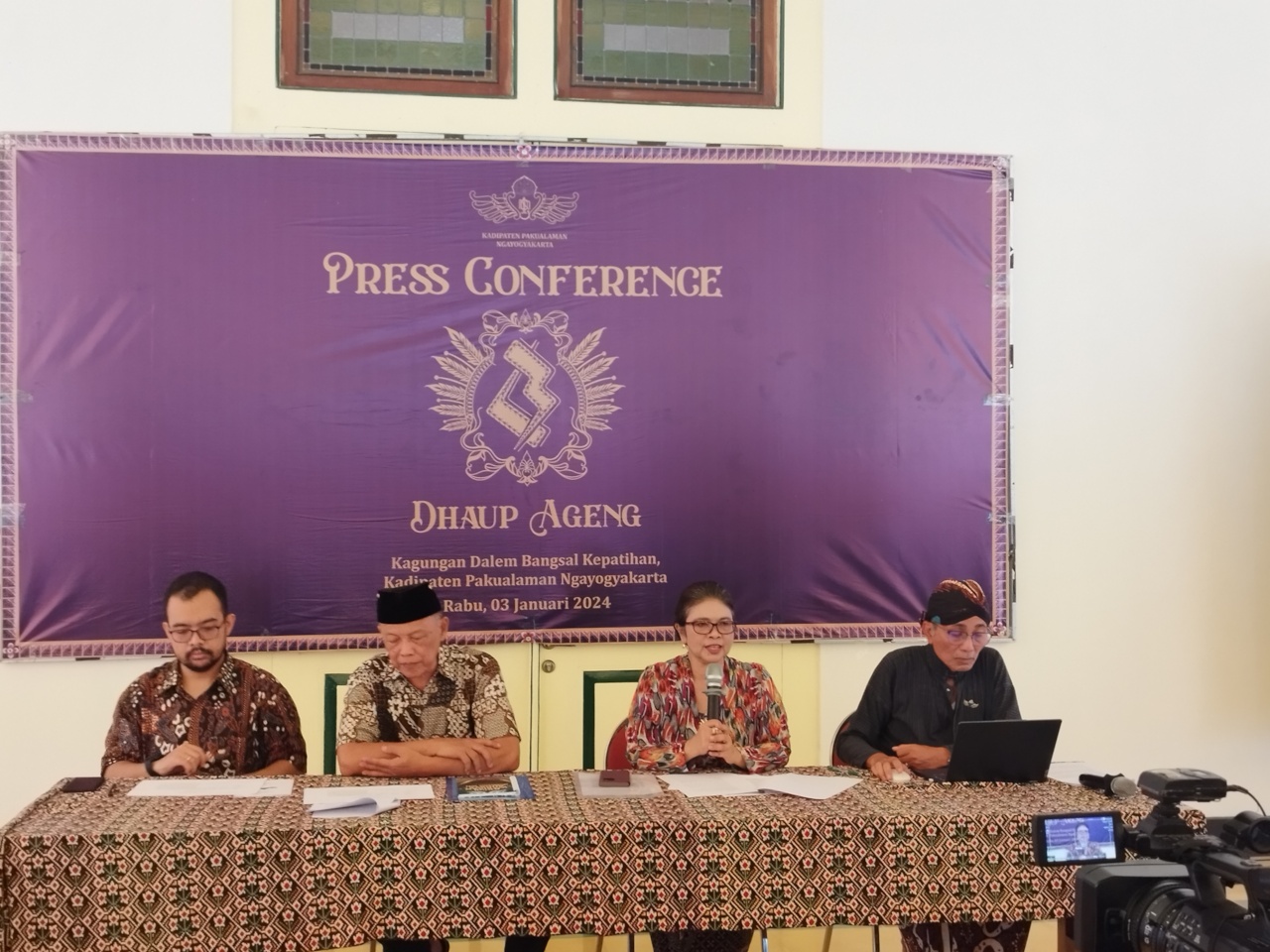 GKBRAA Paku Alam (nomor 2 dari kanan), Istri Wagub DIY, KGPAA Paku Alam X, menyampaikan keterangan pers terkait rencana Dhaup Ageng putranya