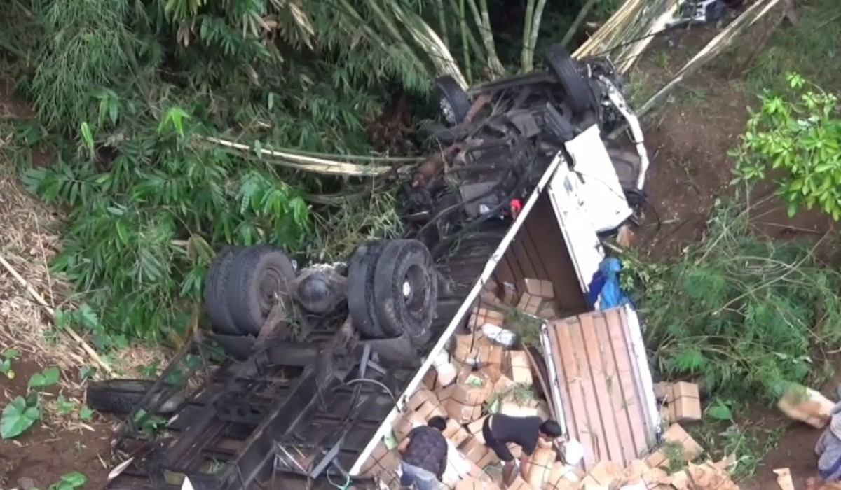 Truk pengangkut logistik Pemilu 2024 terguling di Magelang.