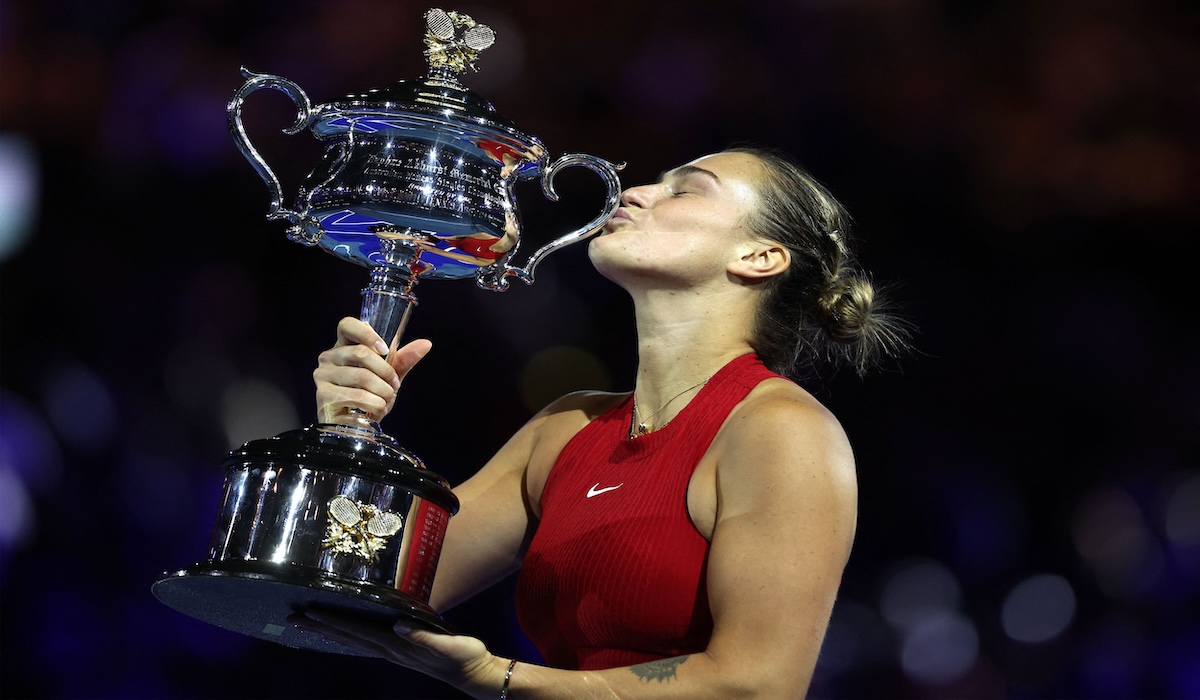 Aryna Sabalenka mencium trofi Daphne Akhurst Memorial sebagai juara Australia Terbuka