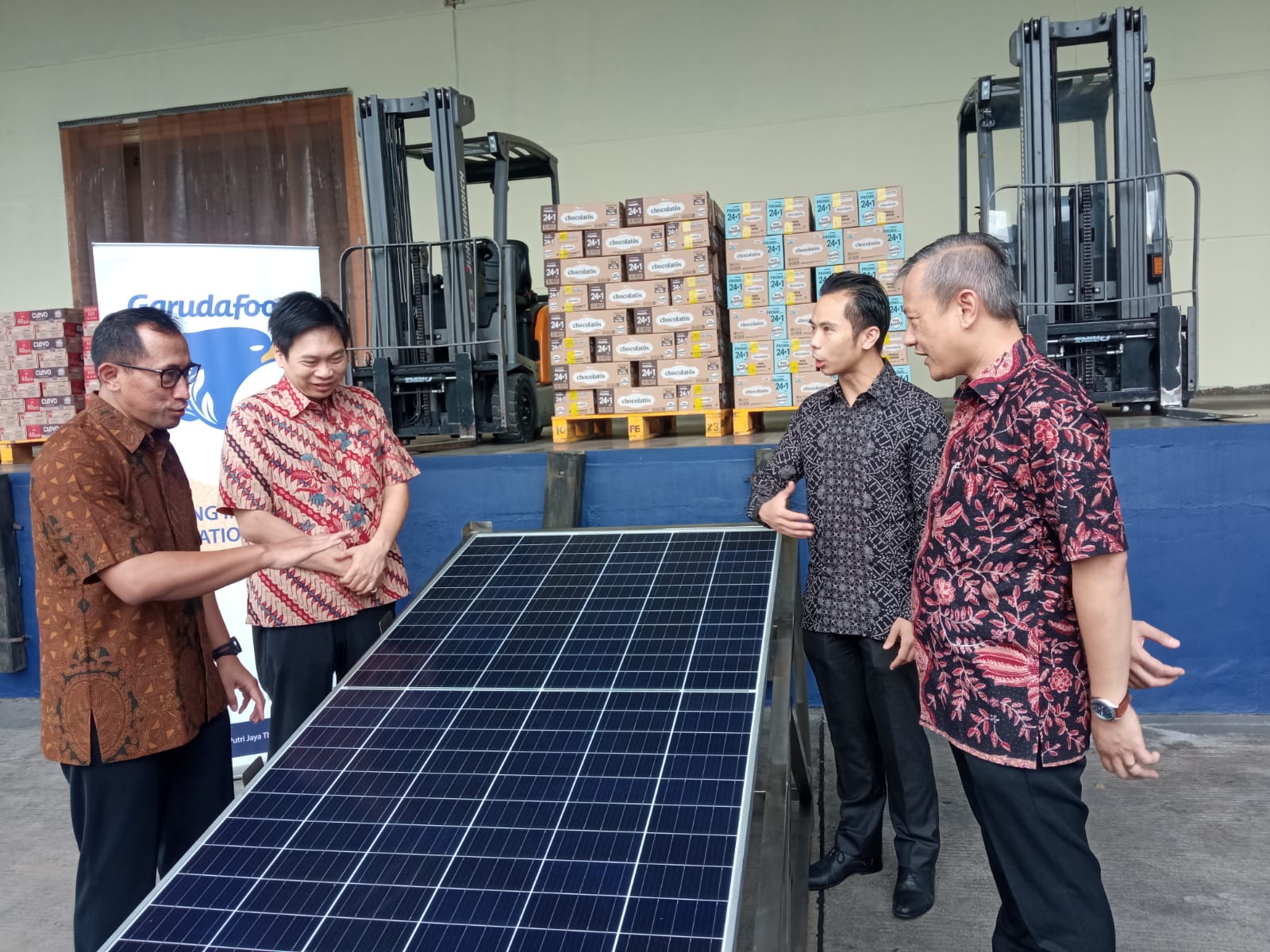 PT Garudafood Putra Putri Jaya mulai mengoperasikan pembangkit listrik tenaga surya di pabriknya yang berada di Kabupaten Sumedang