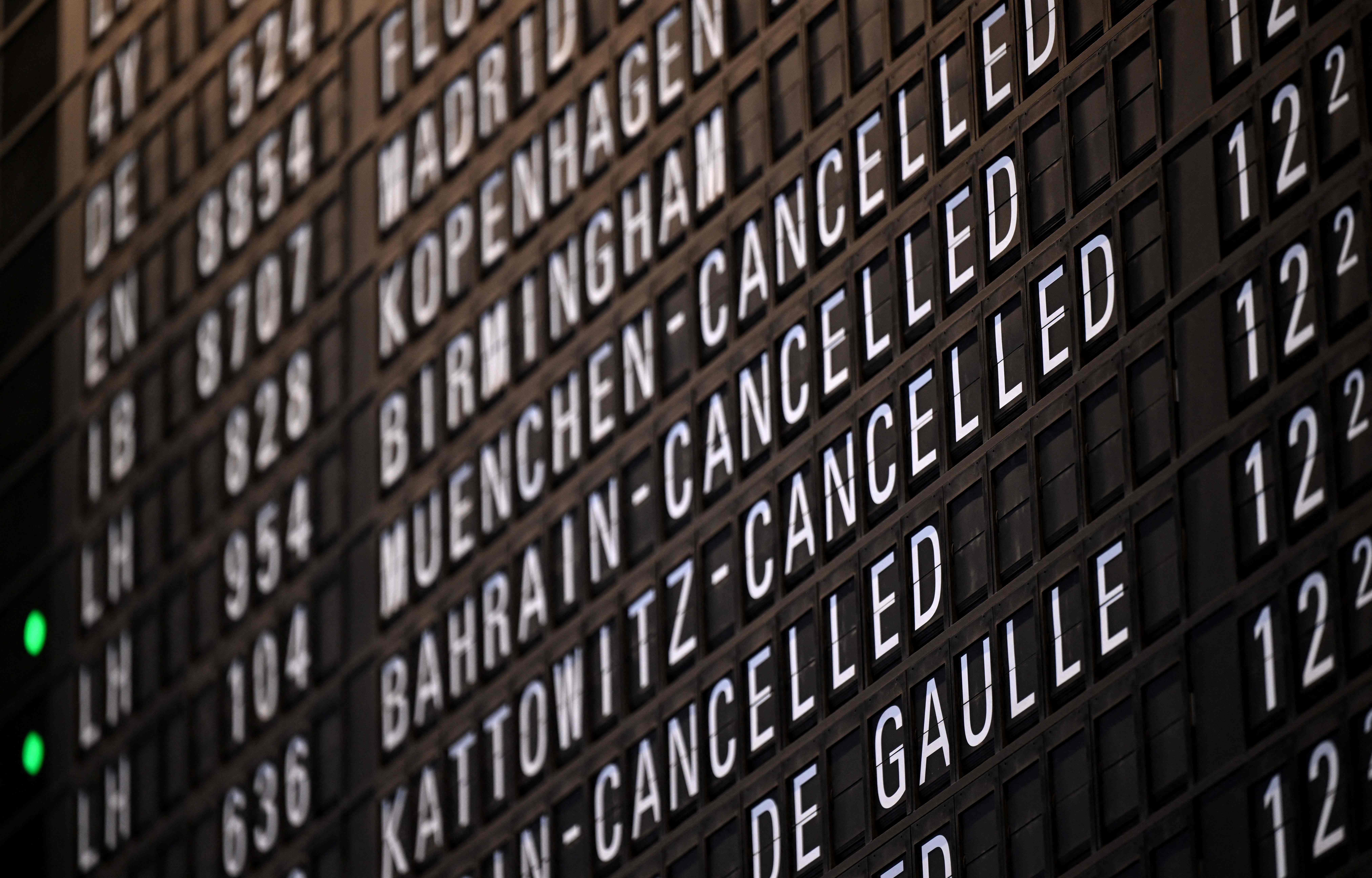 Ratusan penerbangan yang dibatalkan di Bandara Frankfurt, Jerman, Jumat (19/1).