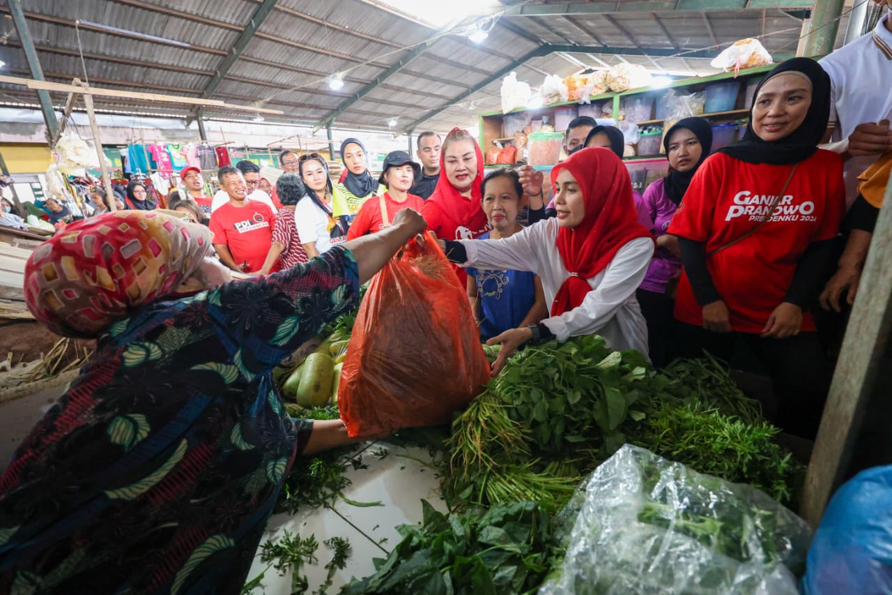 Siti Atikoh Supriyanti mengatakan, masyarakat dan pedagang sama-sama membutuhkan stabilisasi harga bahan kebutuhan pokok.
