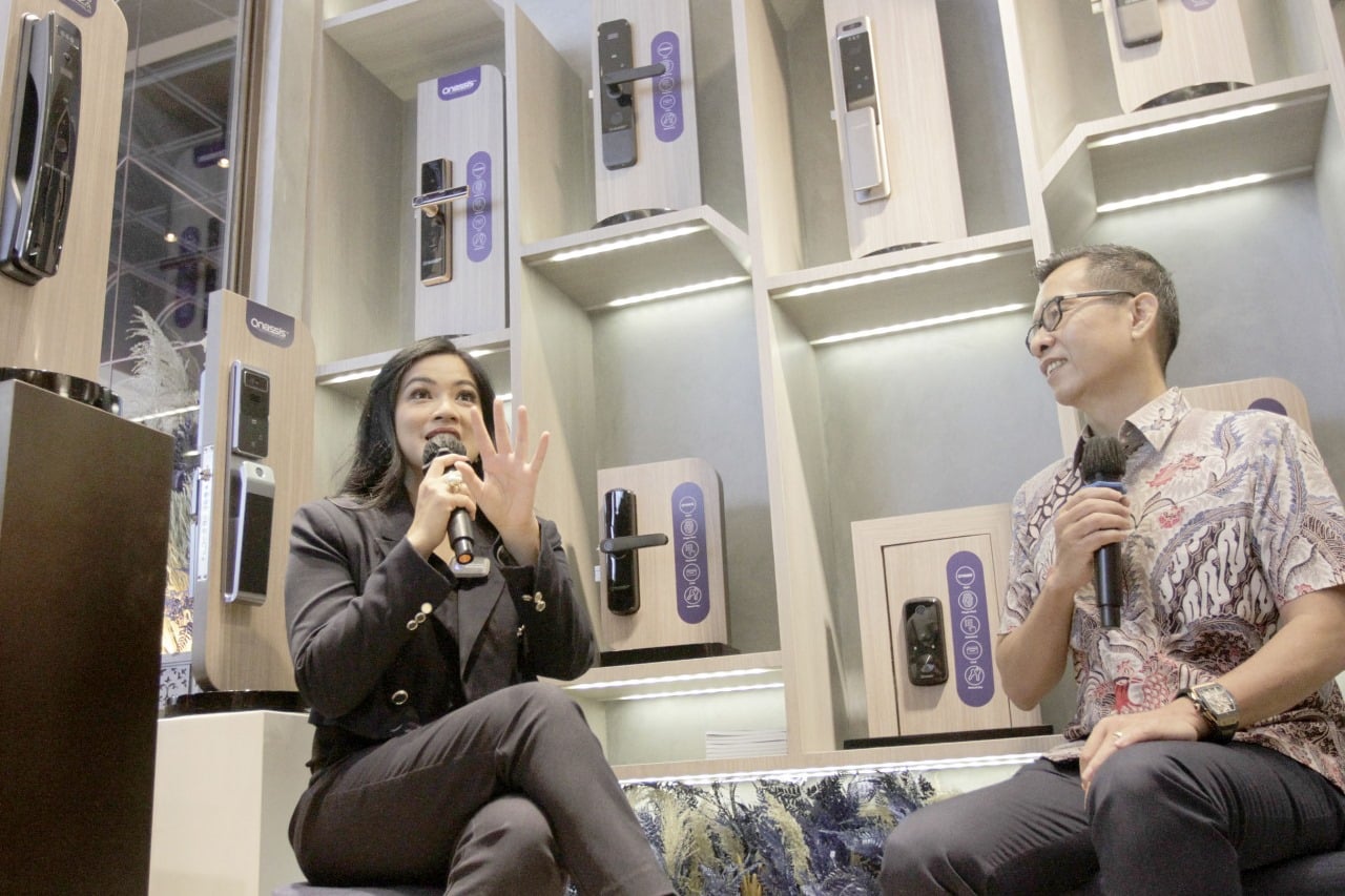 Brand ambasador produk Onassis memberikan pengalamannya menggunakan produk Onassis