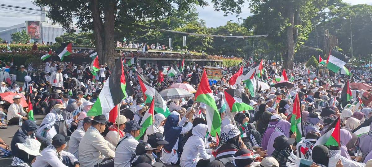 Ribuan warga bersama Majelis Ormas Islam menggelar aksi keprihatinan untuk Palestina di depan Gedung Sate, Kota Bandung. 