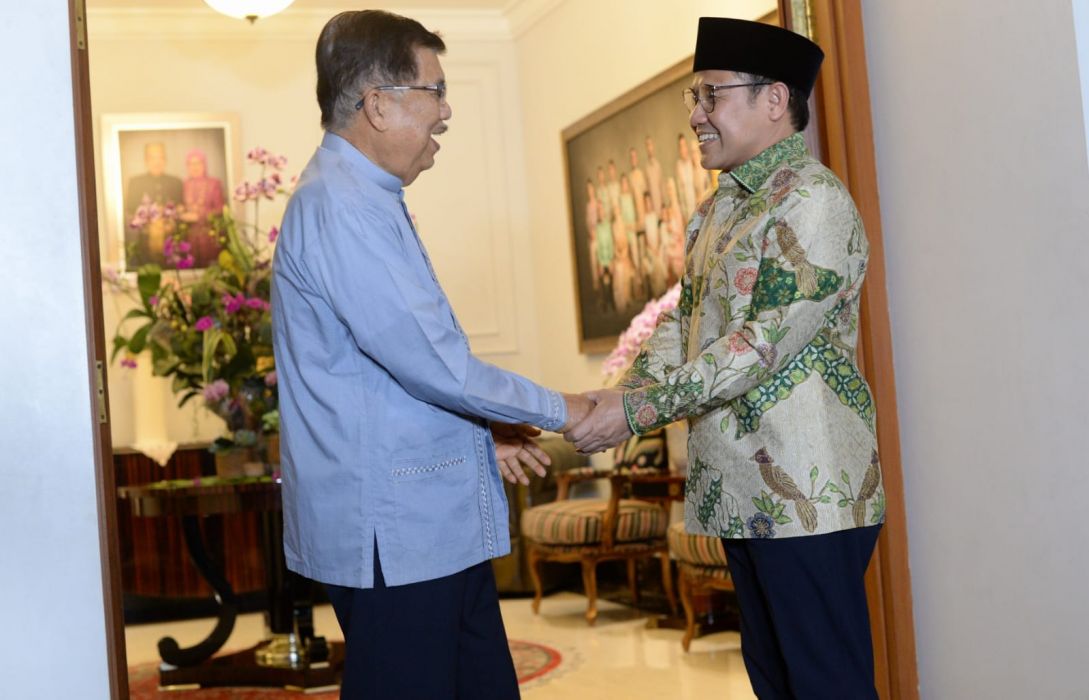 Jusuf Kalla berjabat tangan dengan Cawapres Muhaimin Iskandar