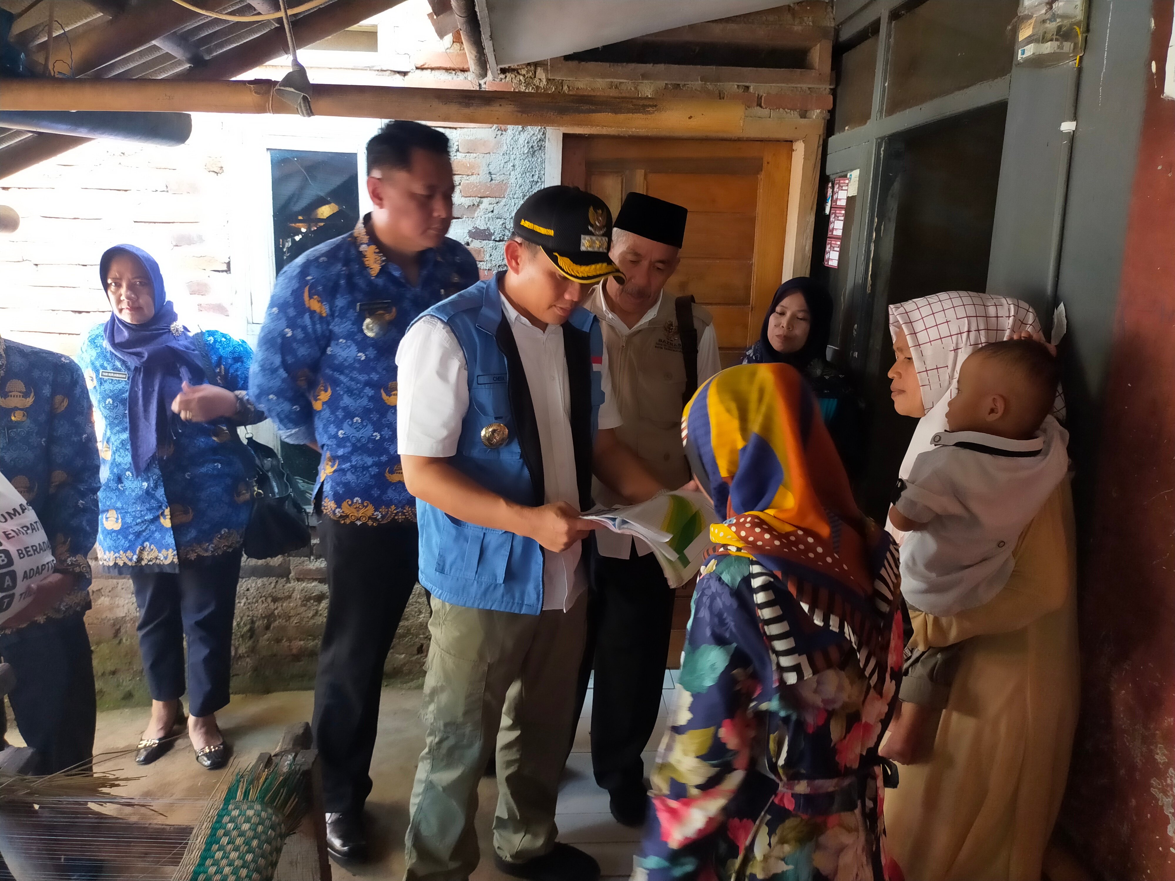 Penjabat (Pj) Wali Kota Tasikmalaya, Cheka Virgowansyah menyerahkan sumbangan kepada keluarga yang memiliki anak penderita tengkes