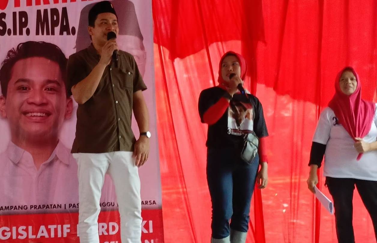 Caleg DPDRD DKI Jakarta Adiyoga Nusyirwan (kiri) saat sosialisasi di Kampung Kalibata, Srengseng Sawah, Jagakarsa, Jakarta Selatan.