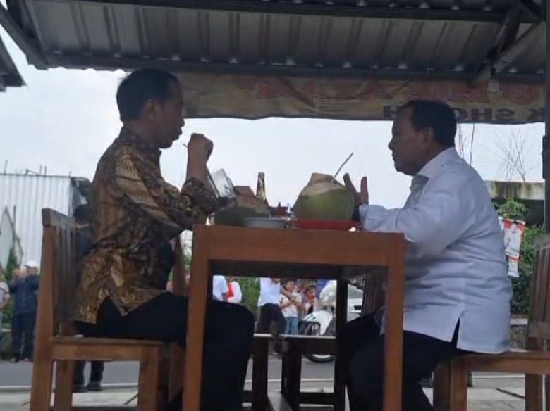 Presiden Joko Widodo makan bersama Prabowo Subianto di Magelang, Jawa Tengah.