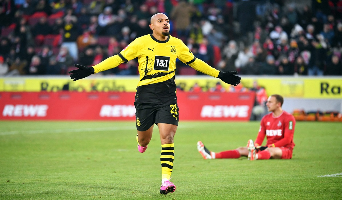 Penyerang Borussia Dortmund Donyell Malen melakukan selebrasi usai mencetak gol ke gawang Cologne di laga Bundesliga.
