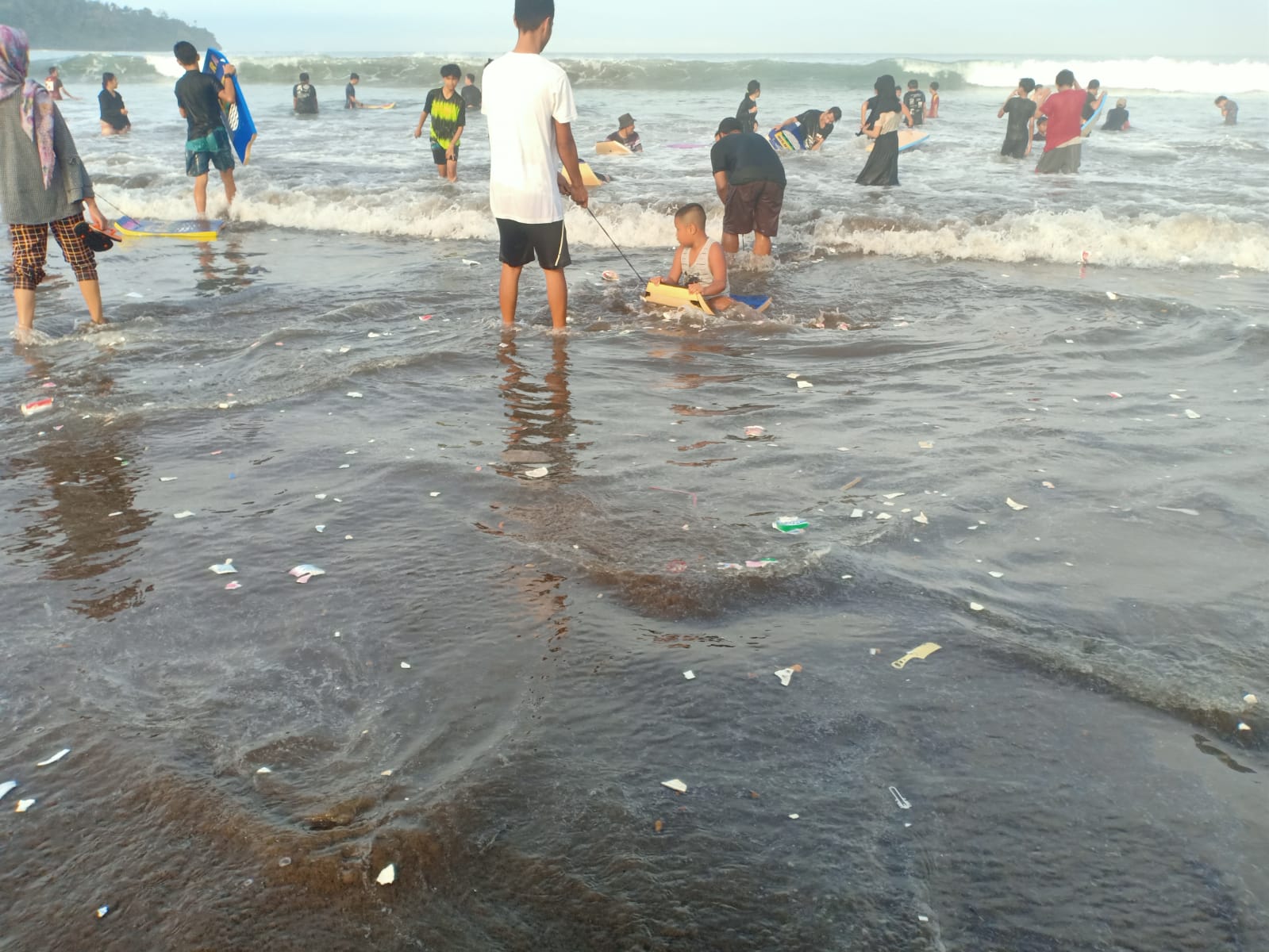 Pantai Barat Penuh Sampah, Pangandaran Gotong Royong Bebersih