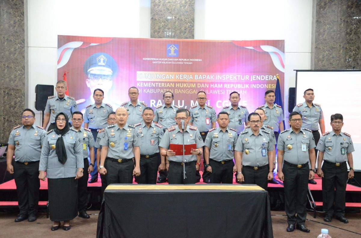 Kepala Kanwil Kemenkumham Sulteng, Hermansyah Siregar (tengah) dan jajaran berkomitmen jaga netralitas jelang Pemilu 2024.