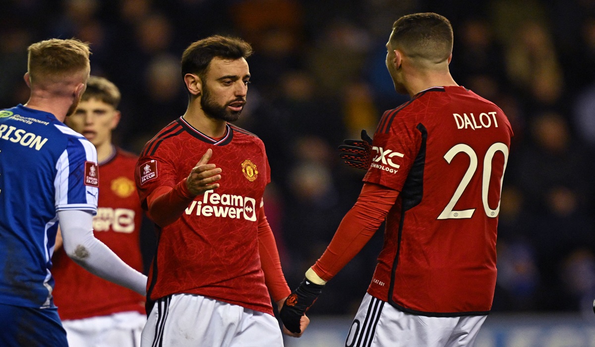 Gelandang Manchester United Bruno Fernandes (kiri) melakukan selebrasi usai mencetak gol ke gawang Wigan di laga Piala FA.