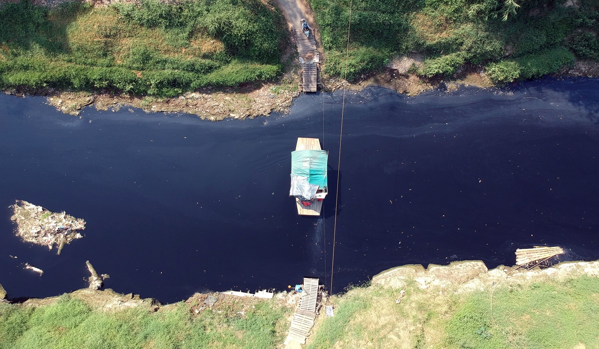 Foto udara Sungai Cileungsi di kawasan Ciangsana, Gunung Putri, Kabupaten Bogor, Jawa Barat.