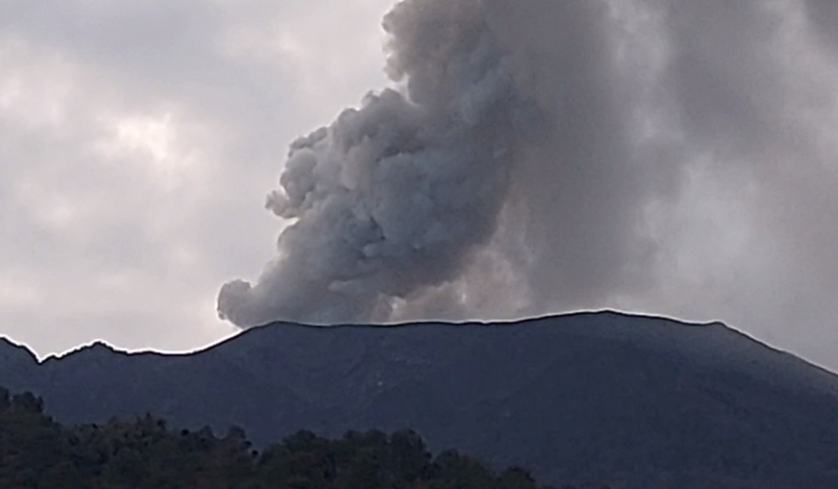Erupsi Gunung Marapi, Sumbar, yang berstatus siaga pada Sabtu, 13 Januari 2024.
