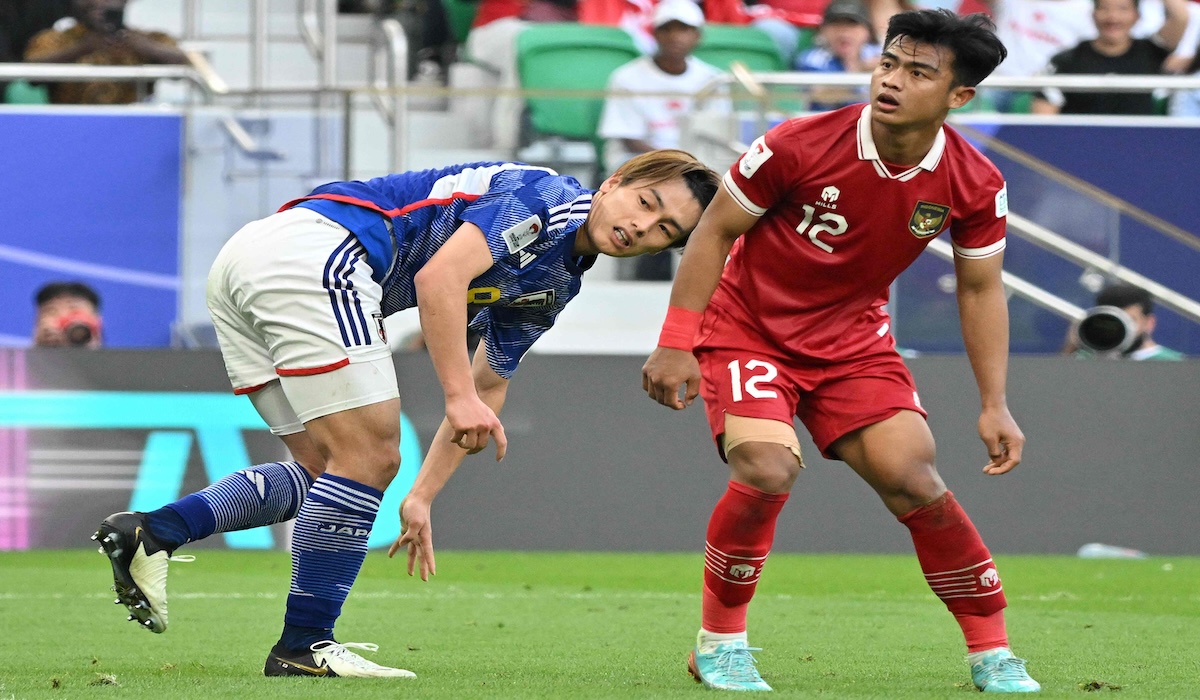 Bek Timnas Indonesia Pratama Arhan saat berhadapan dengan penyerang Jepang Ayase Ueda