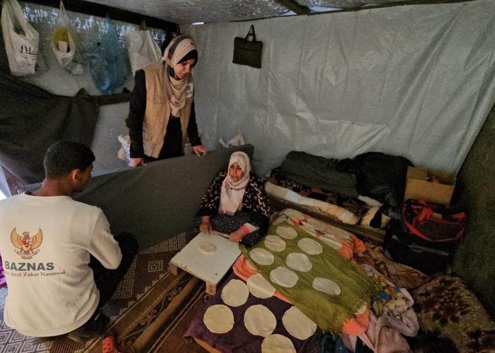 Penyaluran bantuan matras bagi warga Gaza, Palestina dari Baznas RI.