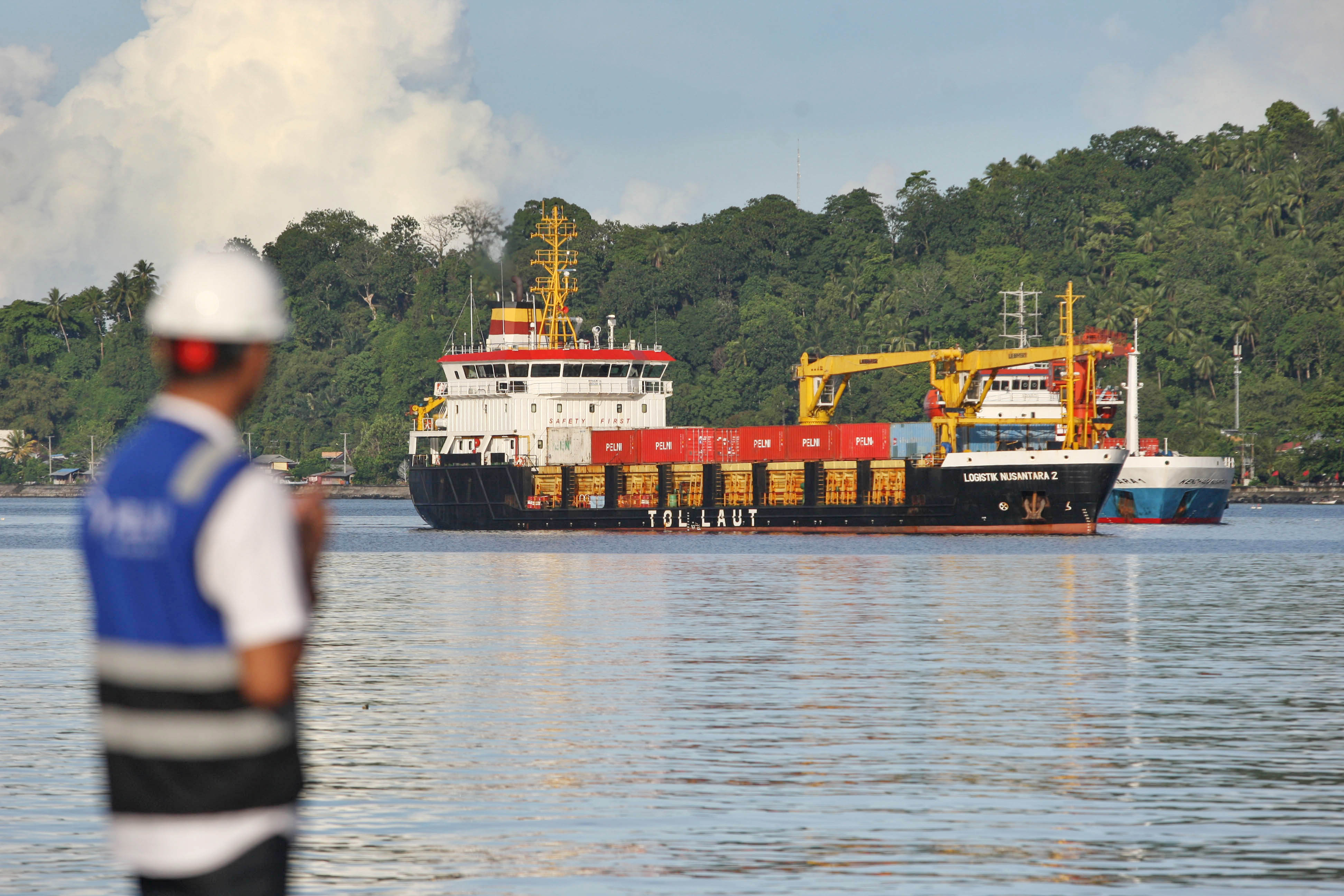Petugas memperhatikan kapal Tol Laut milik PELNI. PELNI menepis dugaan adanya pembayaran  fiktif asuransi perkapalan. 