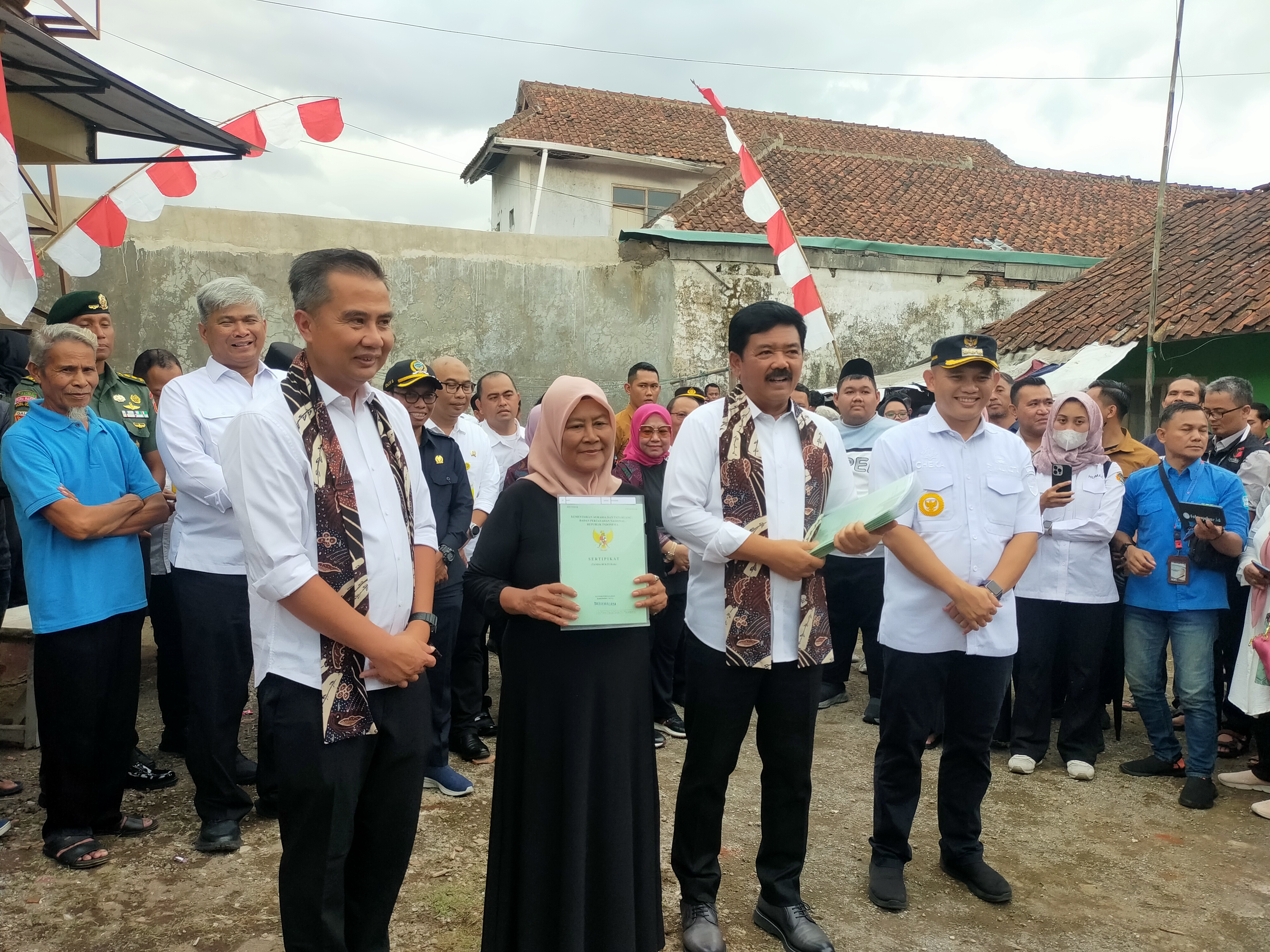 Penyerahan sertifikat tanah untuk warga di Kota Tasikmalaya