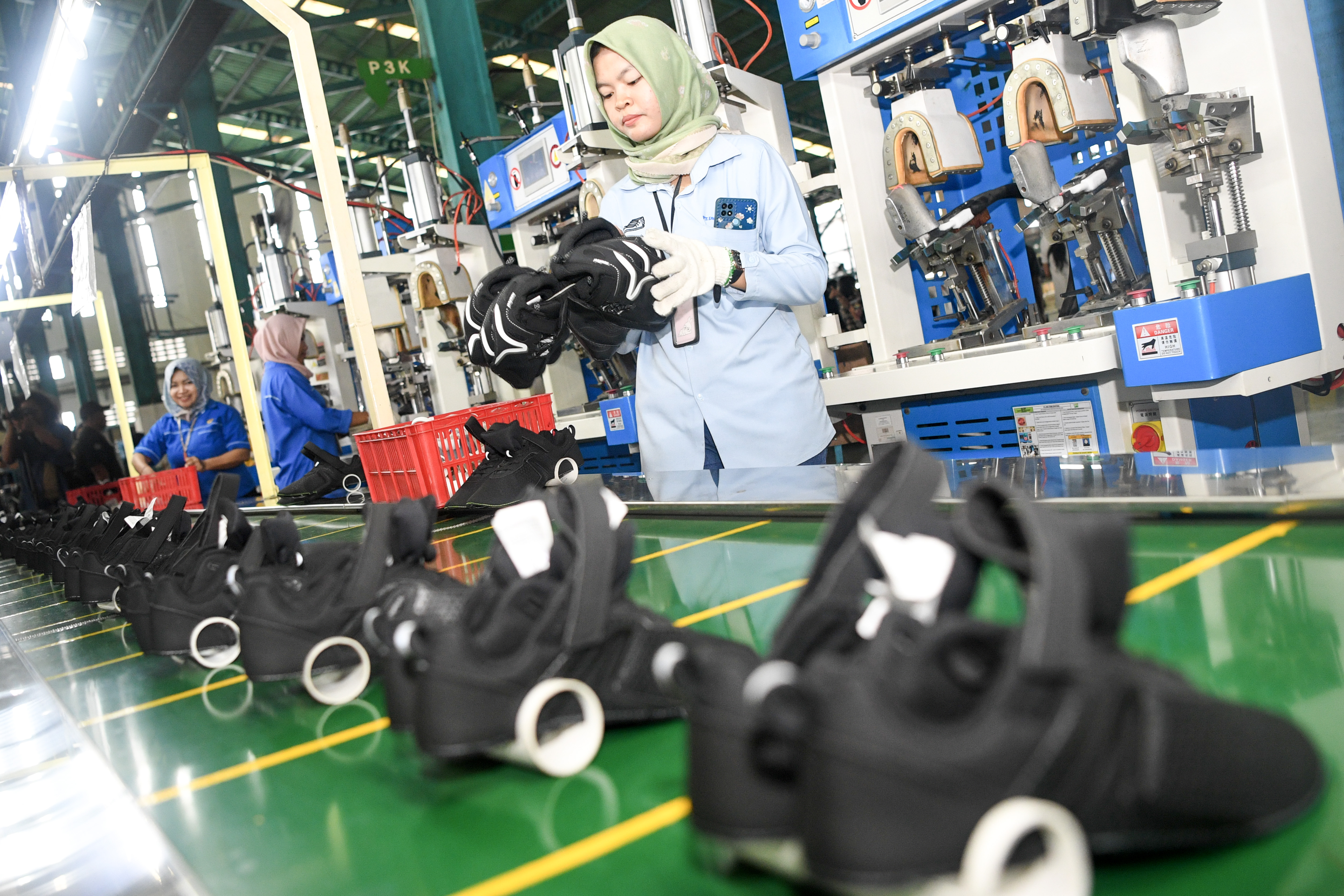 Pekerja tengah beraktivitas di salah satu pabrik sepatu