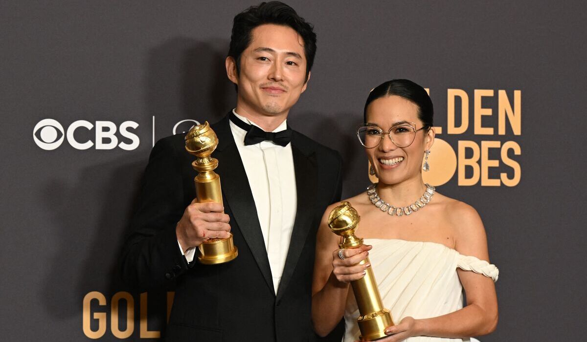 Steven Yeun dan Ali Wong yang berhasil meraih piala Golden Globes 2024.