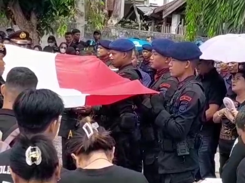 Jenazah anggota Brimob korban penembakan KKB Papua dimakamkan, Senin (22/1/2024).