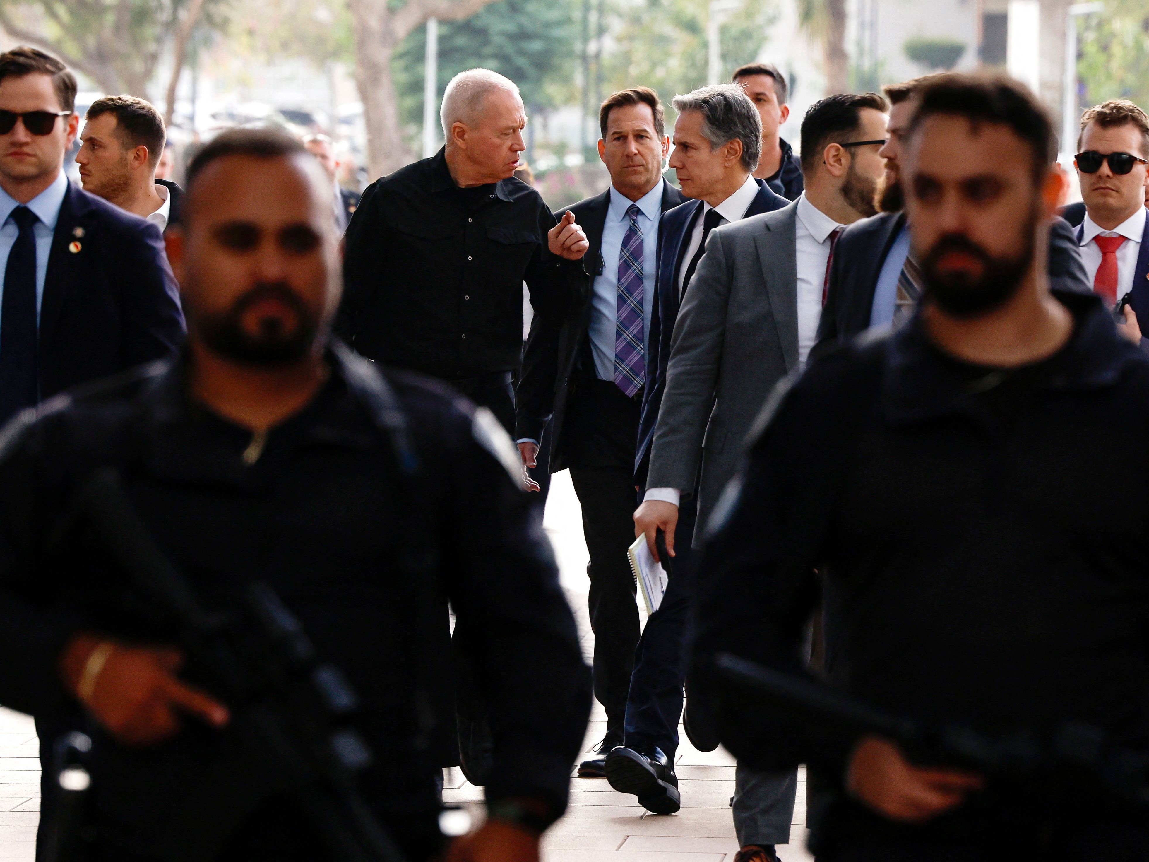 Menteri Luar Negeri AS Antony Blinken berbicara dengan Menteri Pertahanan Israel Yoav Gallant di Tel Aviv pada 9 Januari 2024,