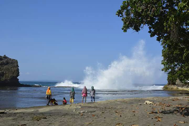 Sejumlah wisatawan menikmati keindahan Pantai Madasari, di Kecamatan Cimerak, Pangandaran.  