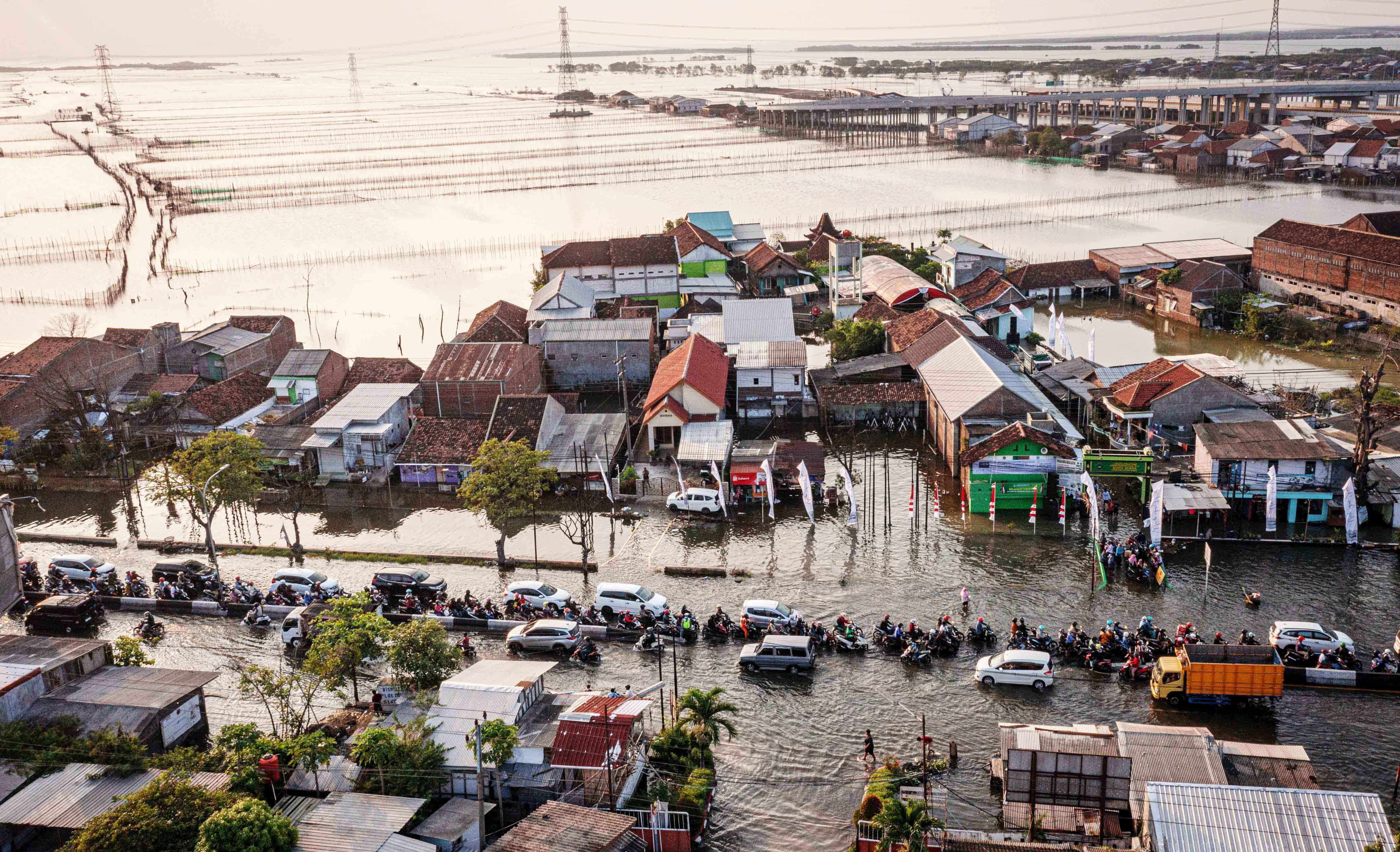 Jalur Pantura Demak yang tersendat akibat rob pada Mei 2023 lalu