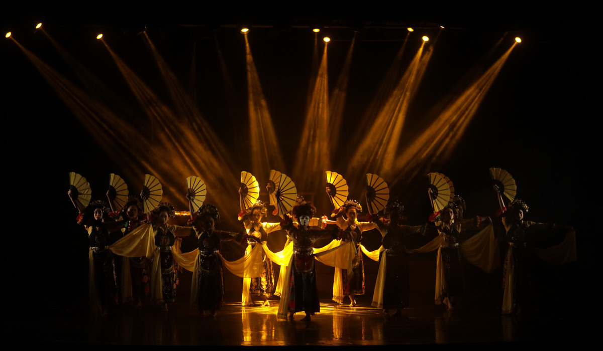 Pertunjukkan teater di Gedung Kesenian Jakarta, Jakarta.