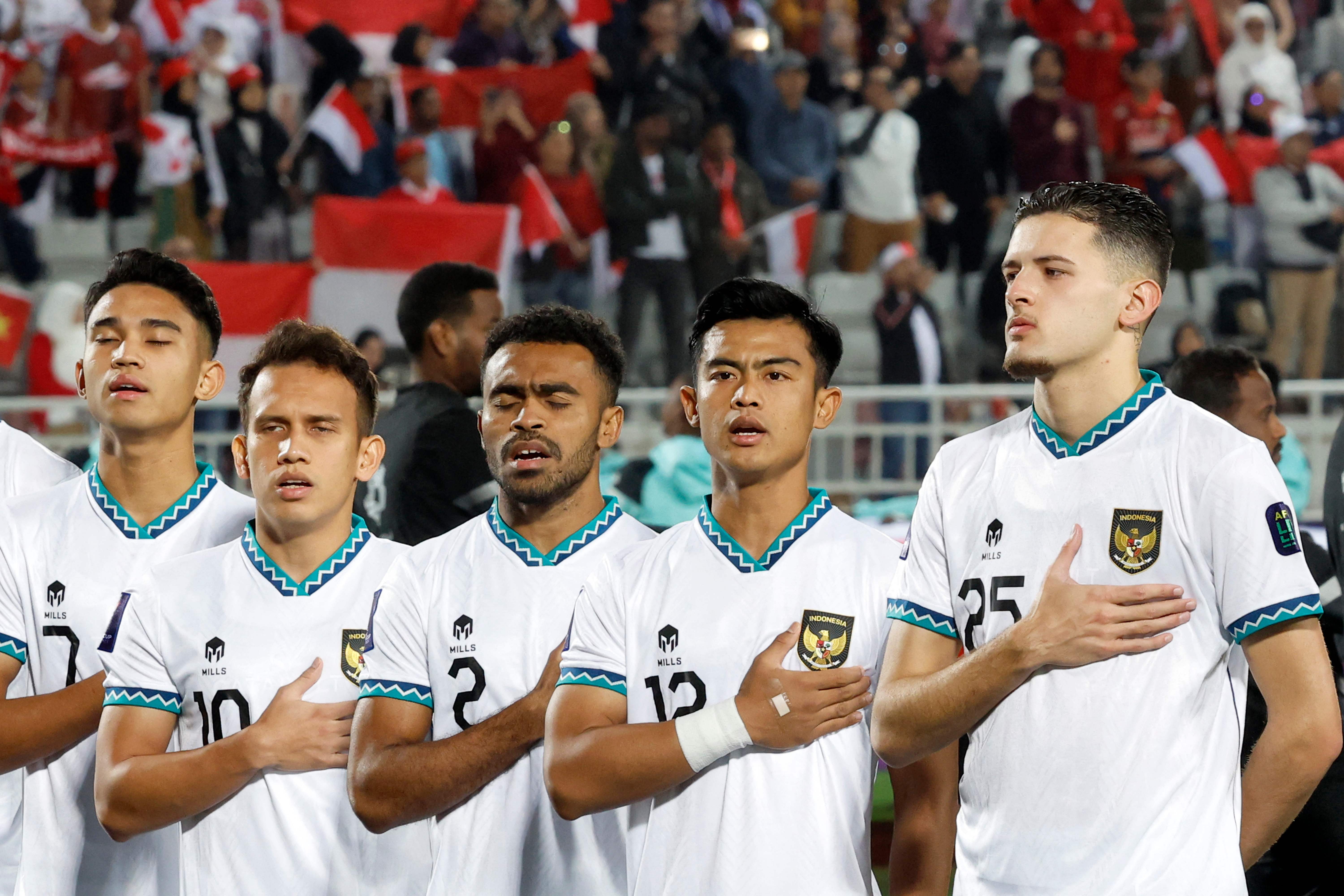 Timnas Indonesia berdoa sebelum tanding melawan Vietnam, pada 19 Januari 2024.