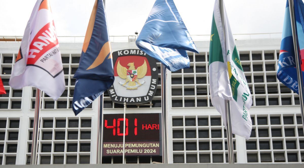 Bendera parpol di depan gedung KPU
