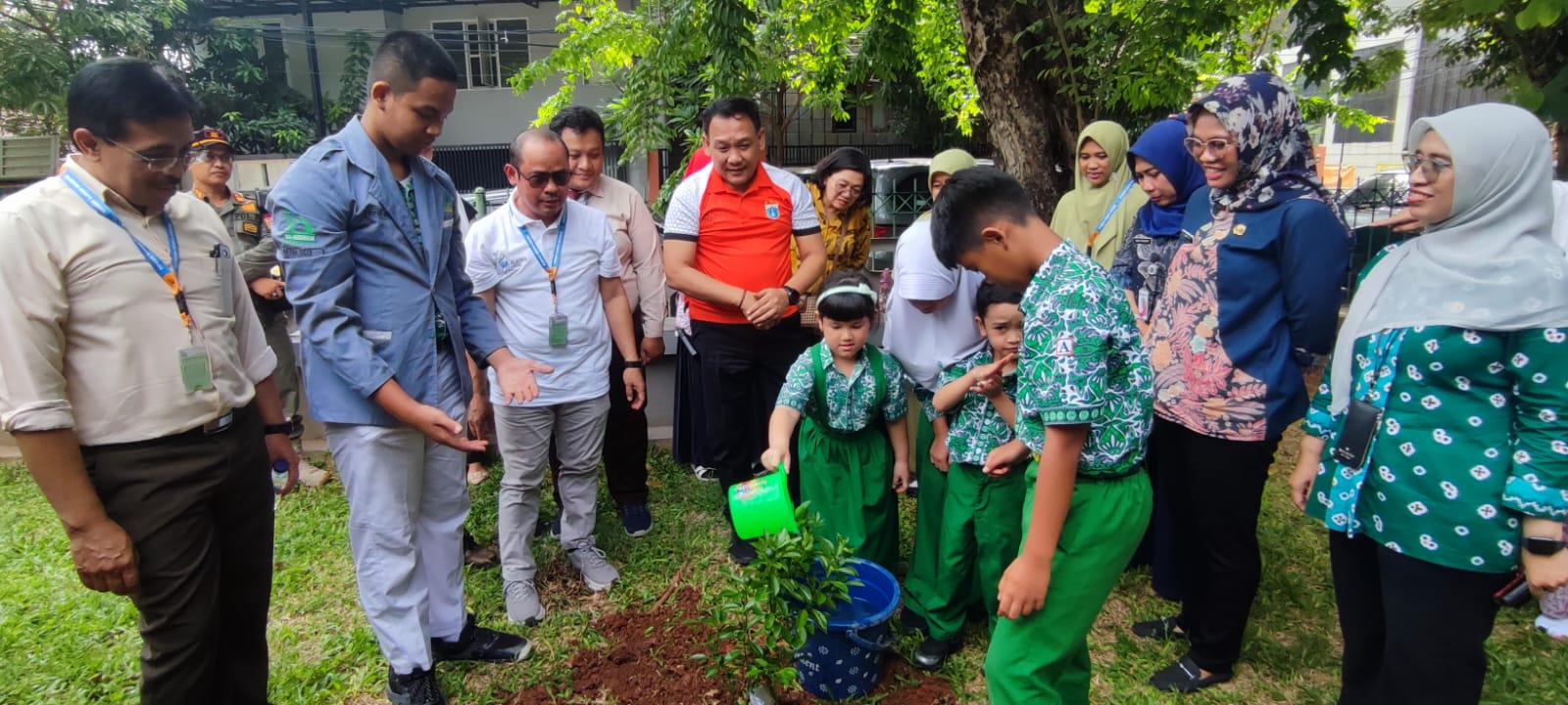 Penanaman pohon dalam rangkaian program Collabolatree 2024 Alazka Care 