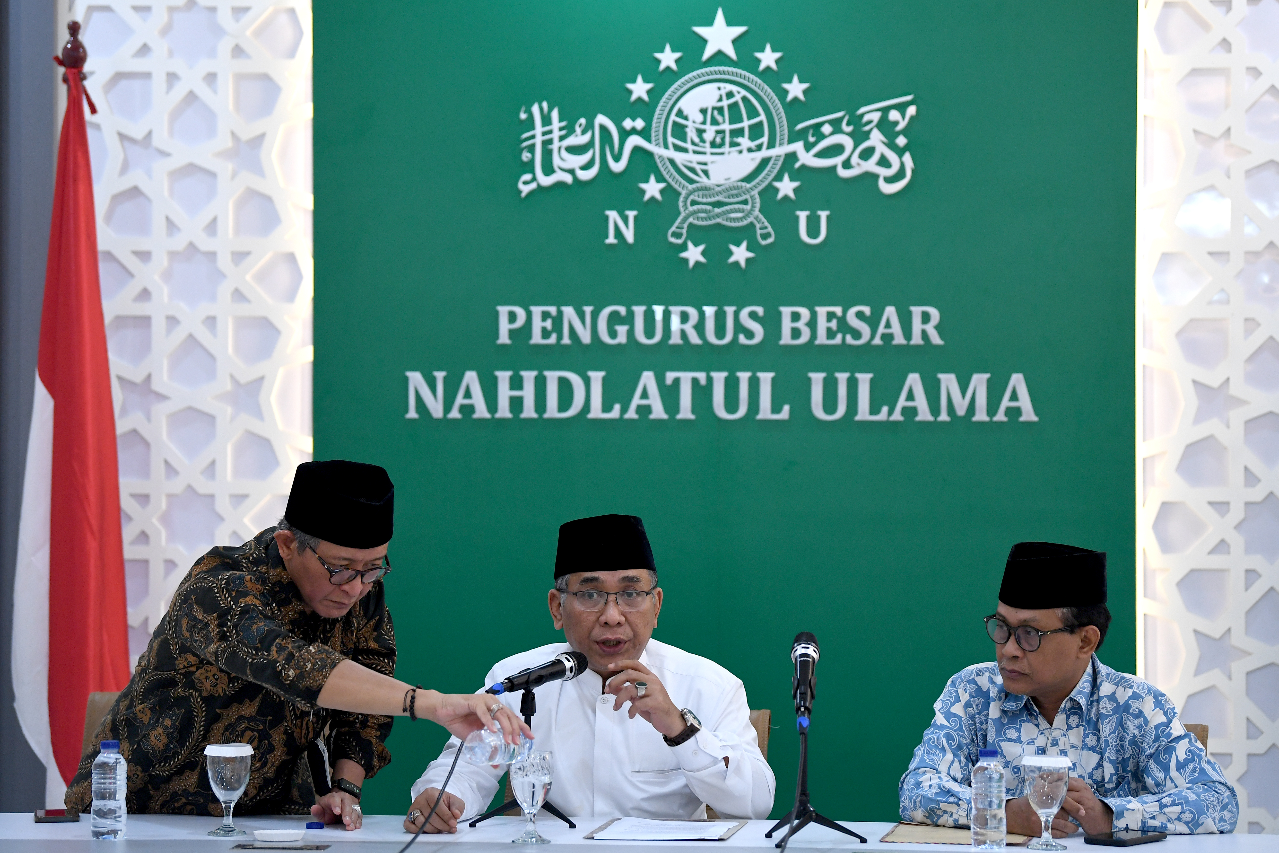 Ketua Umum PBNU Yahya Cholil Staquf (tengah).