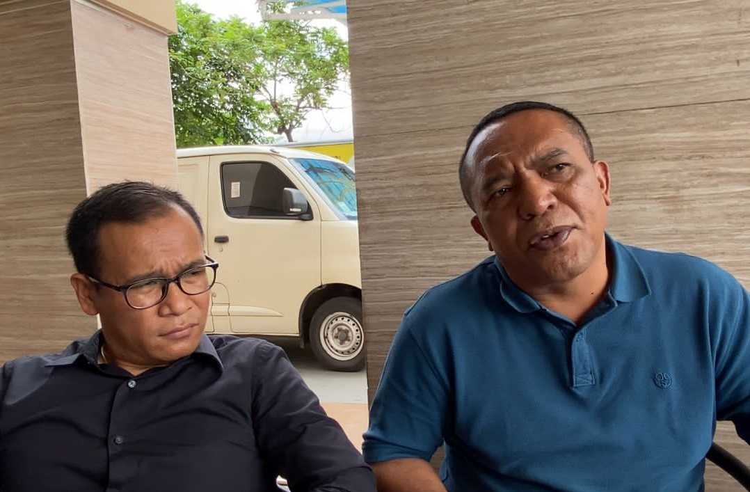 Salmon Pangaribuan (kanan) bersama kuasa hukumnya memberikan keterangan terkait kasus penipuan yang dilaporkannya.