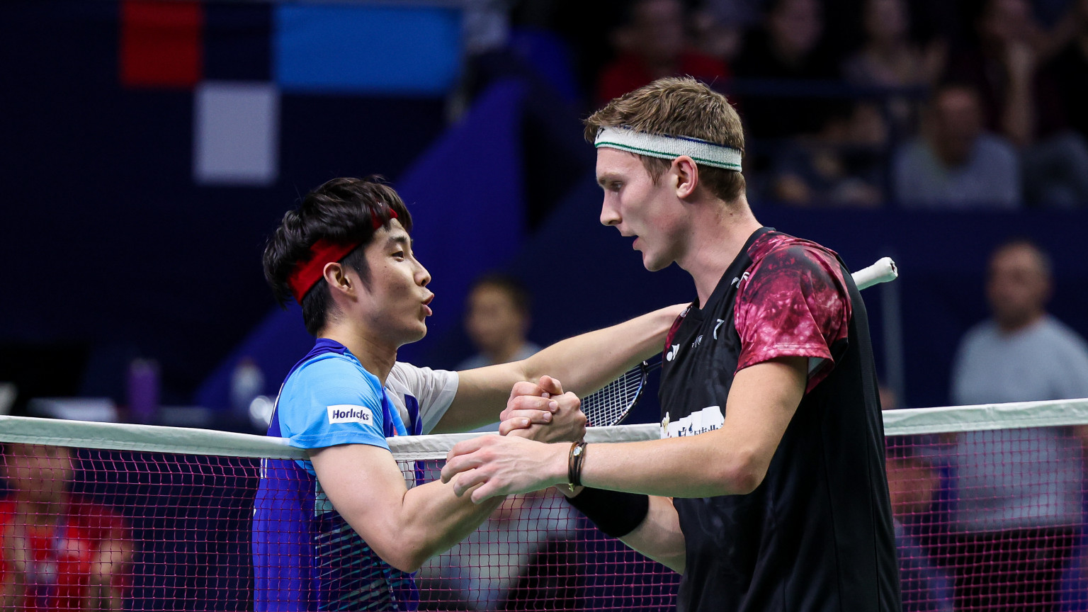 Viktor Axelsen (kanan) dari Denmark akan berhadapan dengan Loh Kean Yew dari Singapura.
