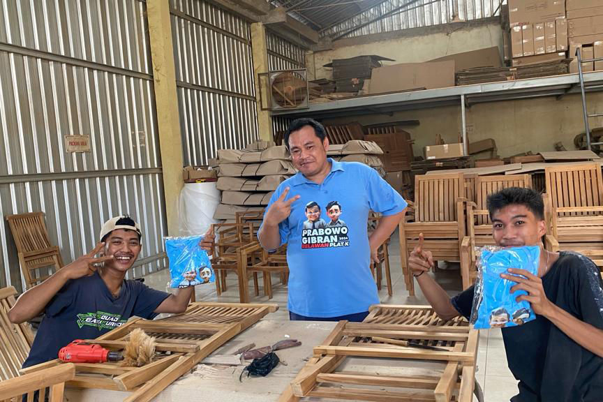 Relawan Plat K memperlihatkan kaos Prabowo-Gibran di Kabupaten Jepara, Jawa Tengah, Jumat (12/1).