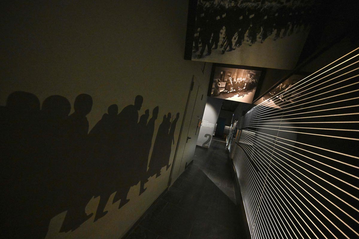 Hari Holocaust Internasional menjadi momen refleksi global atas pembunuhan sistematis jutaan korban,  selama Perang Dunia II