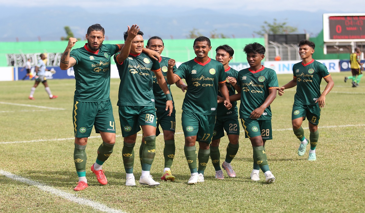 Penyerang Persipal Palu, Irvan Mofu (kedua dari kiri) disambut rekan-rekannya seusai mencetak gol ke gawang Persewar Waropen