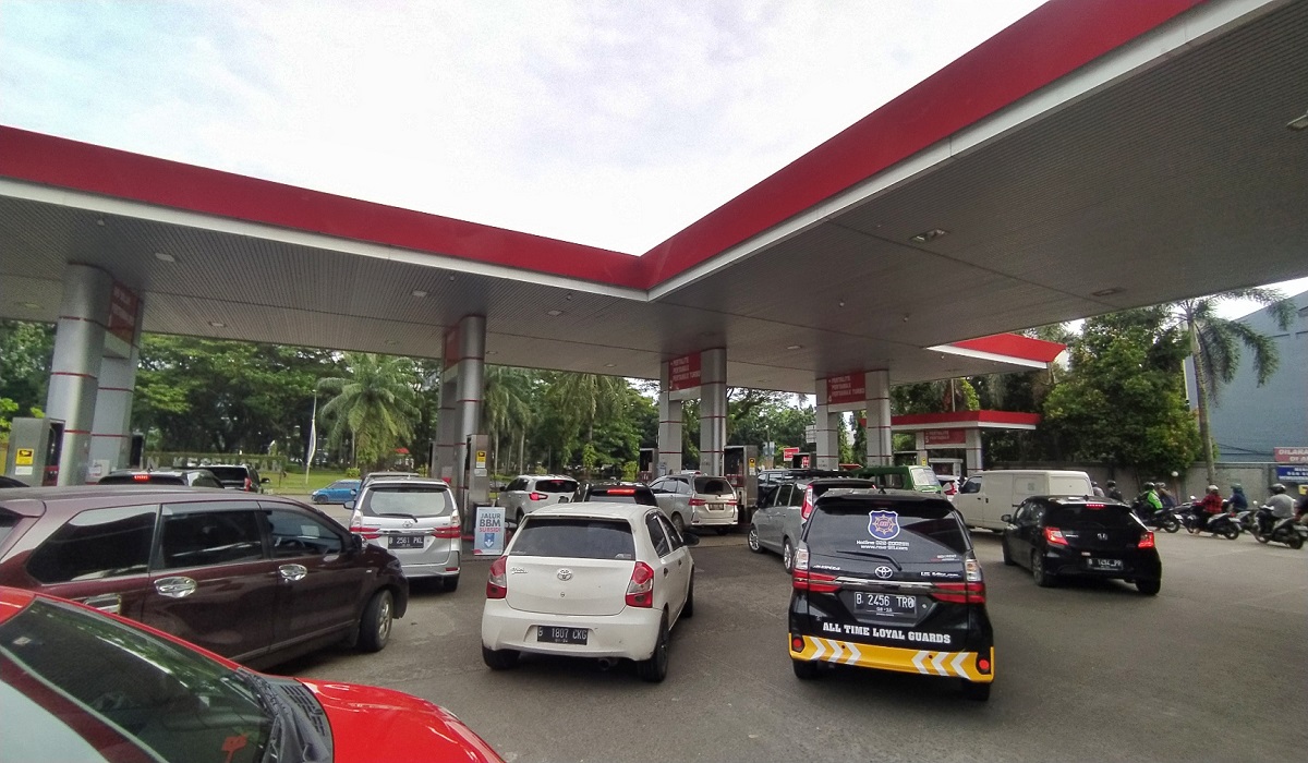 Kendaraan mengantri untuk isi BBM di SPBU