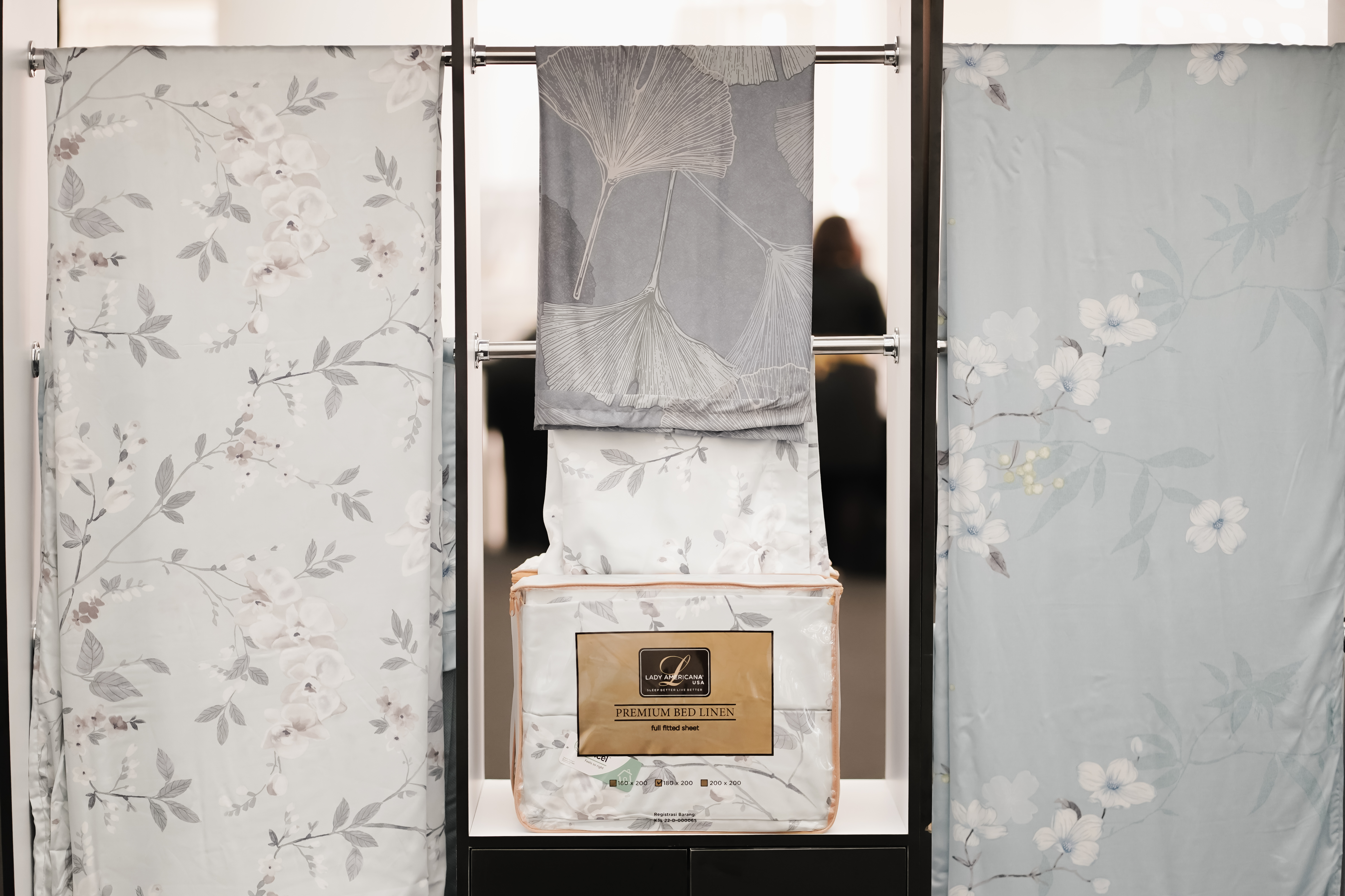 Selain pada kasur, motif indah juga dihadirkan pada sprei.