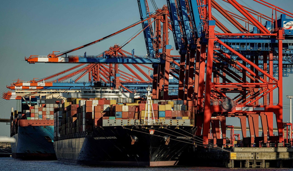 Kapal pengangkut kontainer berada di Pelabuhan Hamburg, Jerman.