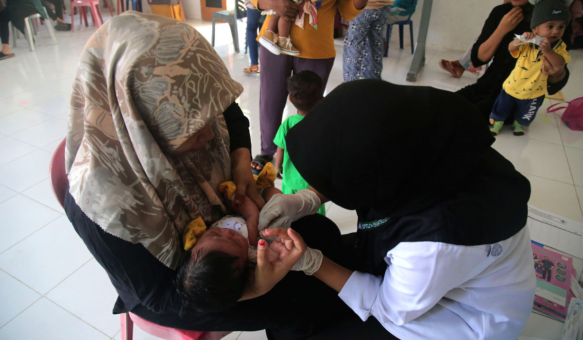 Pemeriksaan balita di posyandu, Halamahera Selatan.