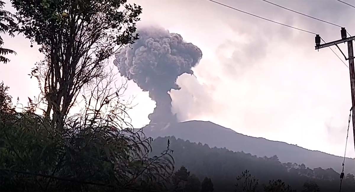 Gunung Marapi di Sumatra Barat, kembali erupsi, Minggu (14/1), sekitar pukul 06.21 WIB. 