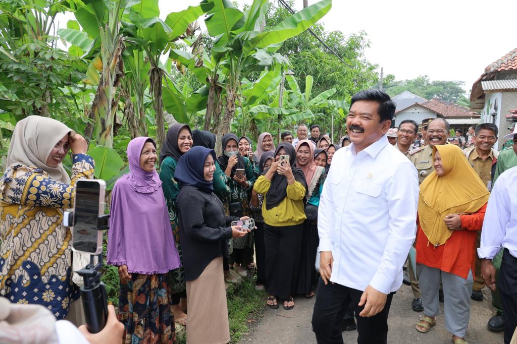 Menteri ATR/BPN Hadi Tjahjanto saat menyerahkan sertifikat di Pekalongan