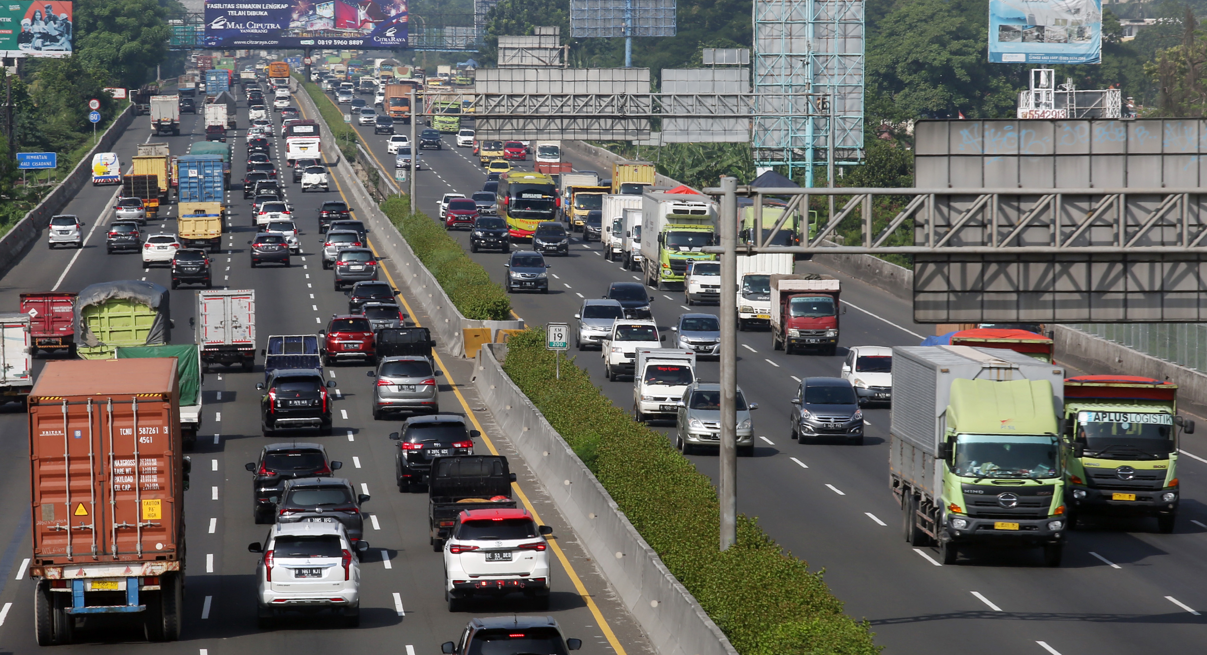 Kepadatan lalu lintas di ruas tol Tangerang-Merak di Tangerang, Banten, Rabu (21/12/2022).