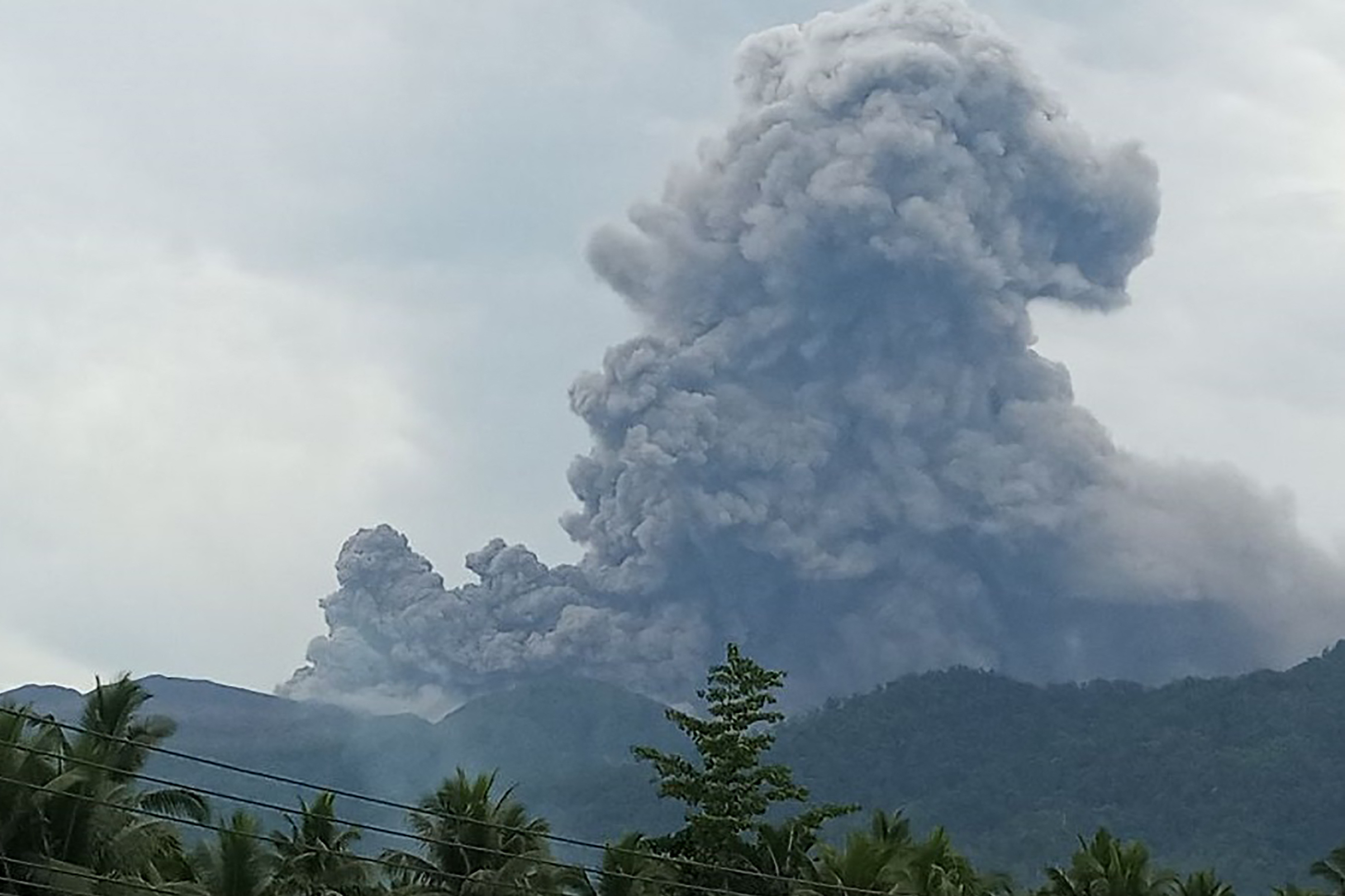 Gunung Dukono terletak di Pulau Halmahera, Provinsi Maluku Utara.