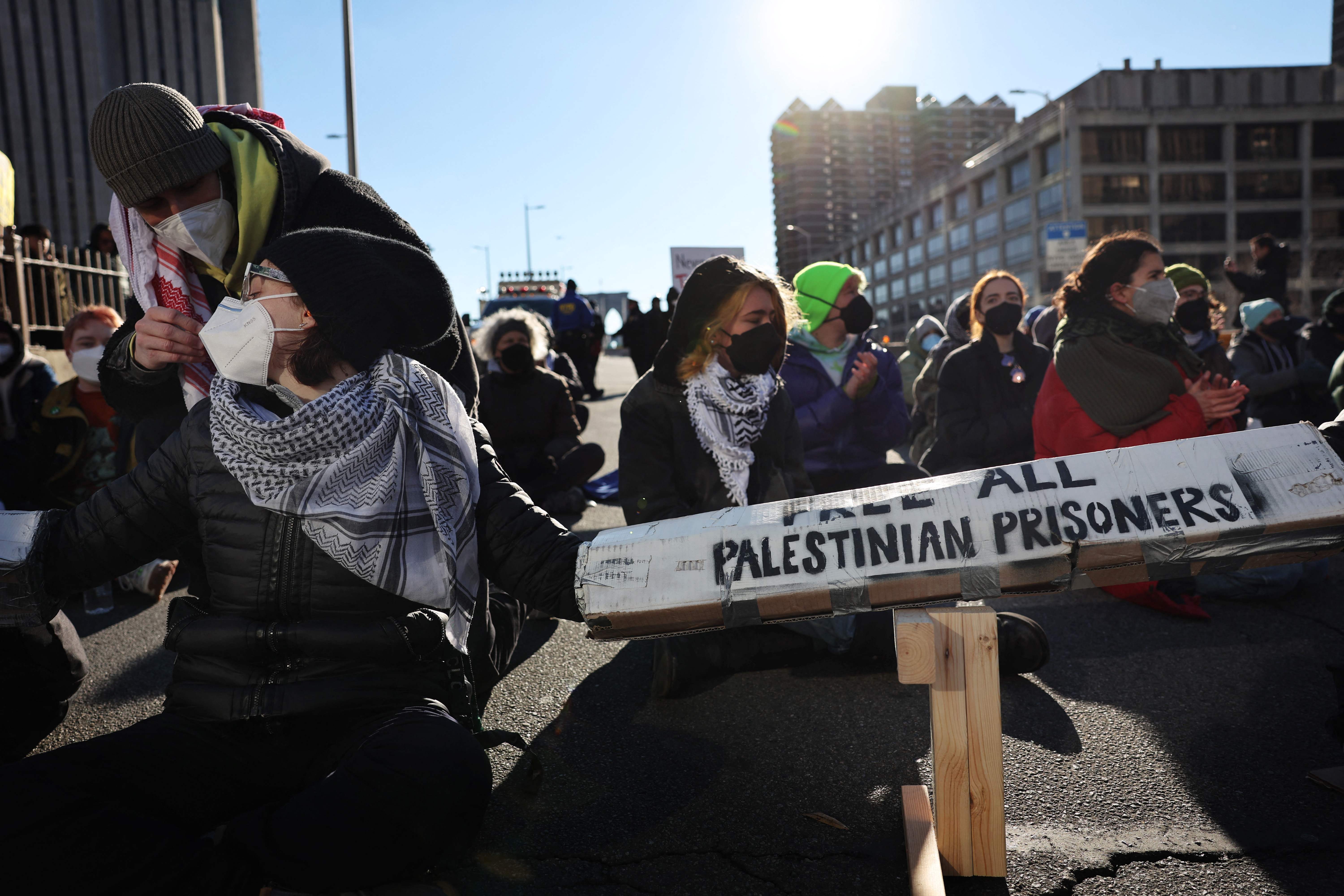 Para pengunjuk rasa pro-Palestina menutup Jembatan Brooklyn di New York, Amerika Serikat pada Senin (8/1) waktu setempat.