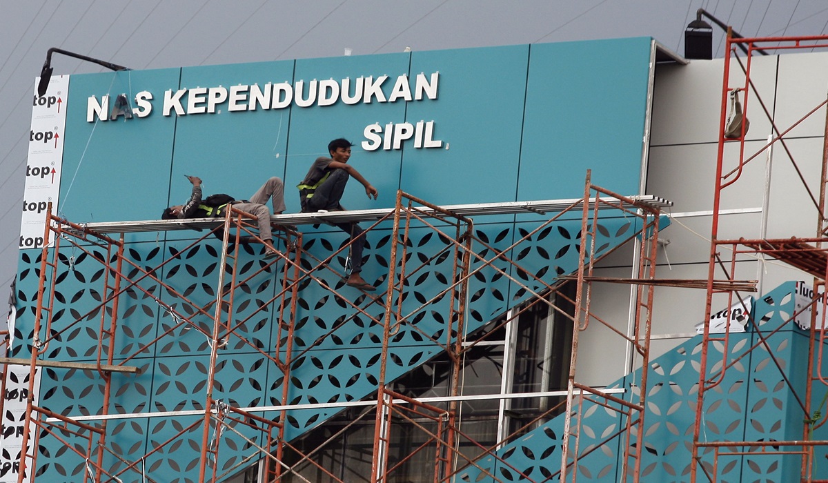 Ilustrasi--Dua pekerja istirahat saat menyelesaikan pembangunan gedung di Cibinong, Kabupaten Bogor, Jawa Barat