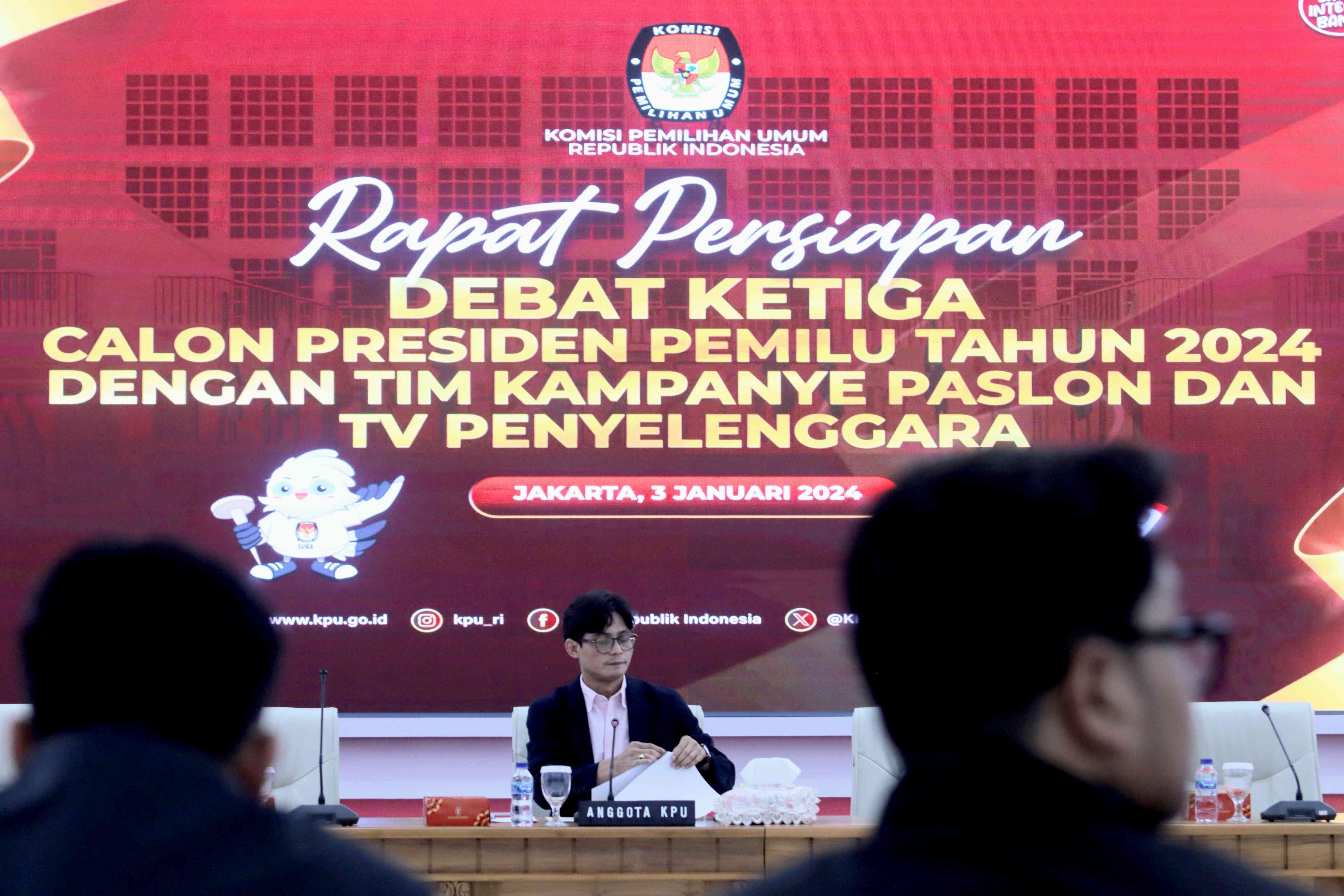 Anggota Komisi Pemilihan Umum (KPU) August Melasz memimpin rapat persiapan debat ketiga capres pemilu 2024