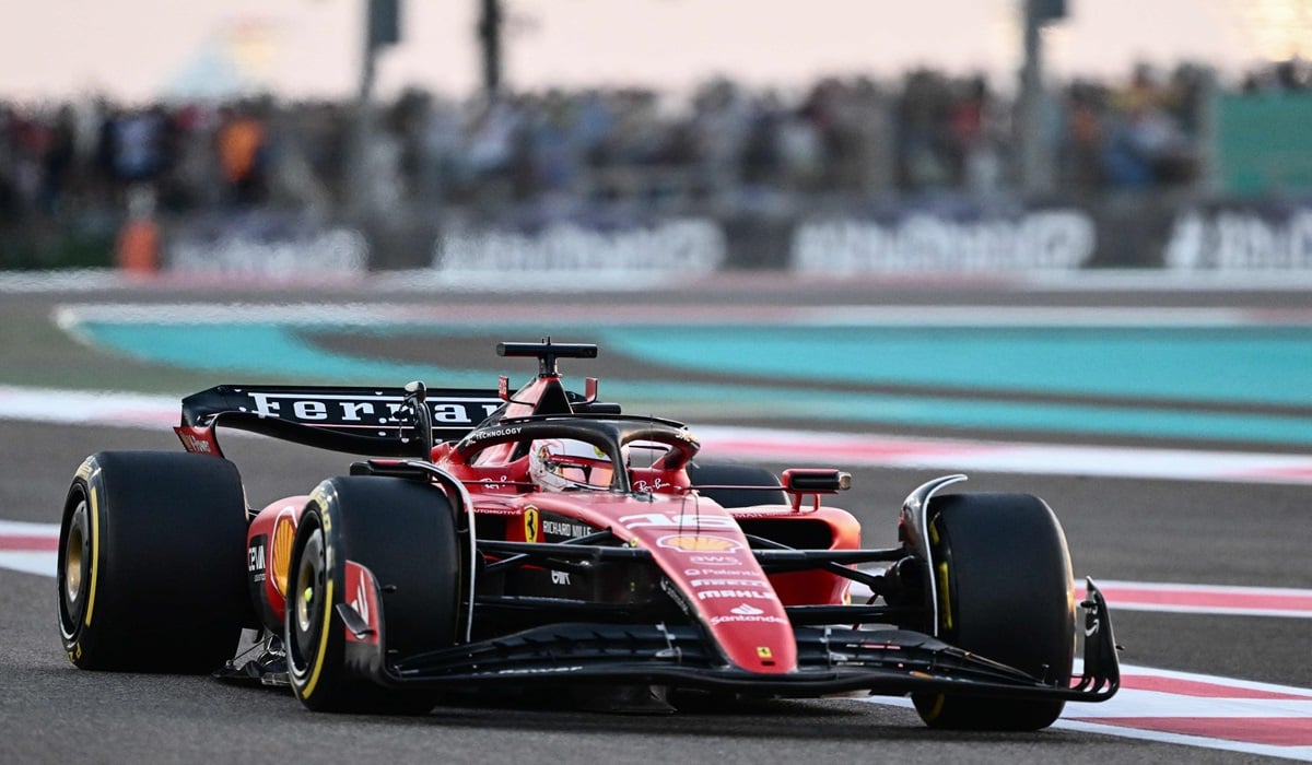 Mobil Ferrari yang dikemudikan Charles Leclerc saat tampil di GP Abu Dhabi.
